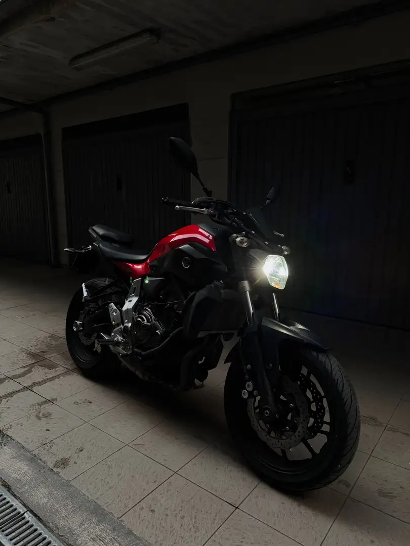 Yamaha MT-07 Rouge - 2