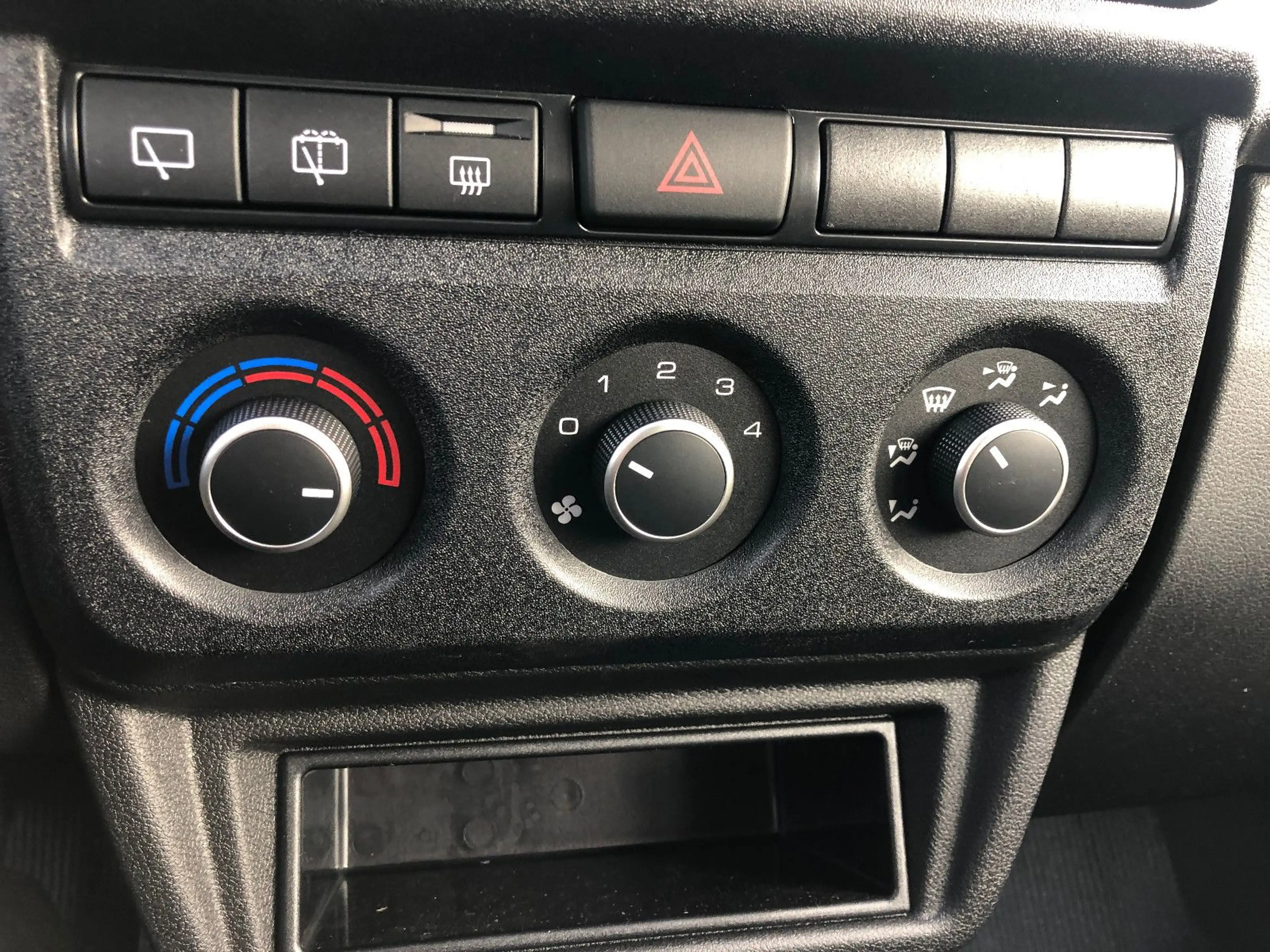 Lada Niva "PREMIUM PLUS" KLIMA! Sitzheiz.! el. Spieg! — photo 13