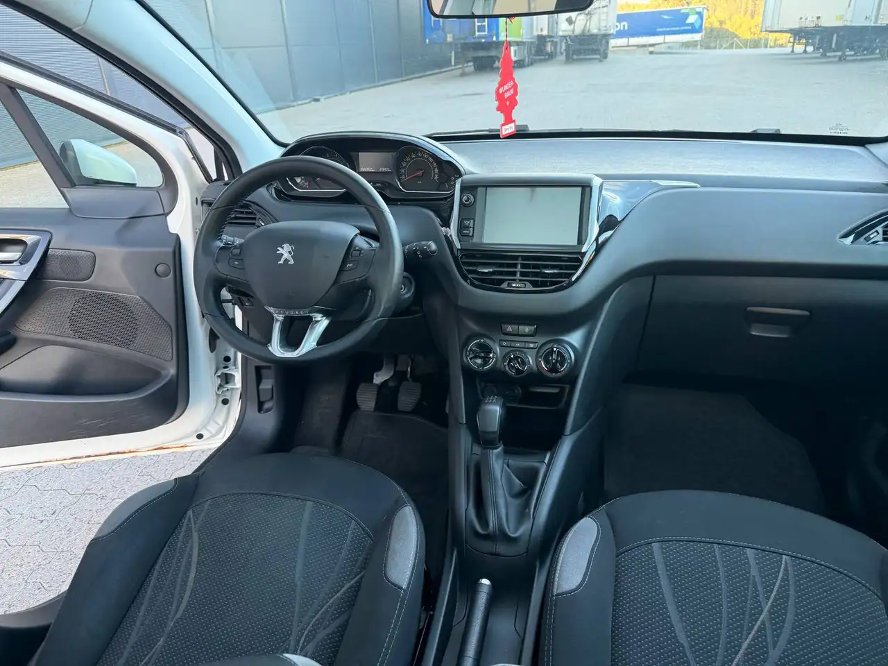 Peugeot 208 208 — photo 5