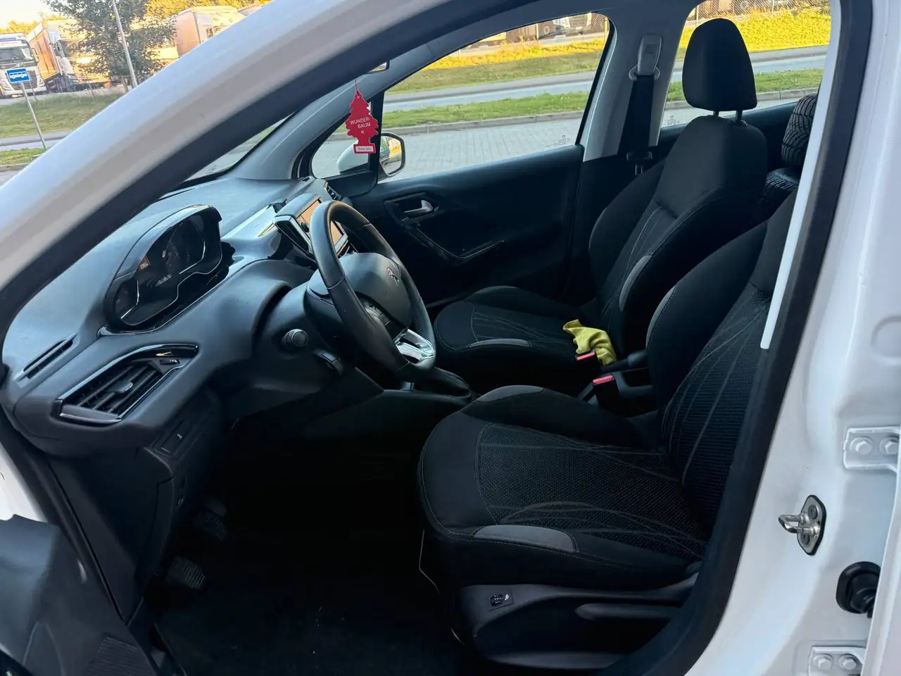 Peugeot 208 208 — photo 3