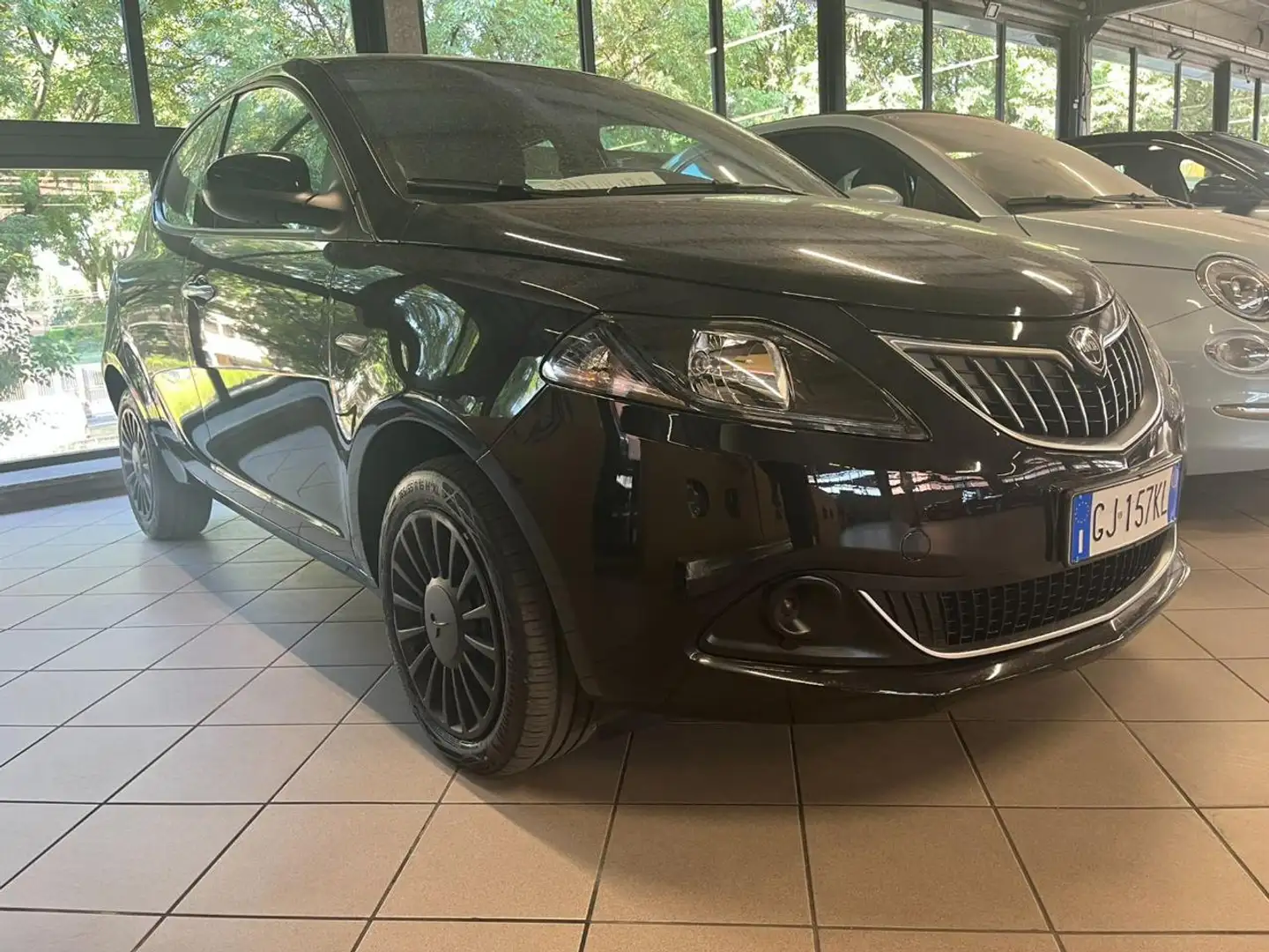 Lancia Ypsilon 1.0 FireFly 5 porte S&S Hybrid Silver Nero - 1