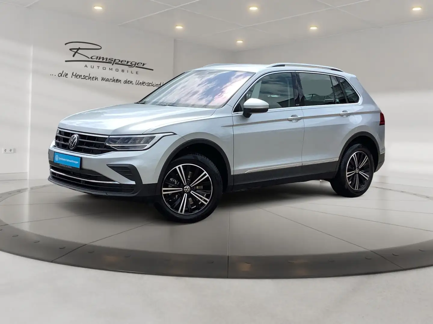 Volkswagen Tiguan 2.0 TSI DSG Move 4M. AHK ACC LED Navi PDC Silber - 2