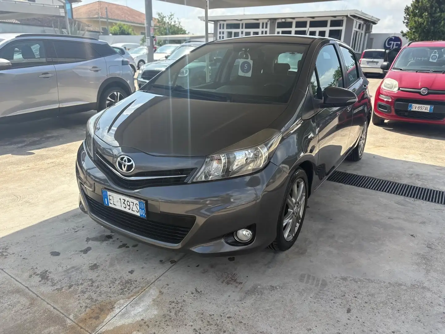 Toyota Yaris Yaris 1.4 D-4D 5 porte Lounge Grigio - 2