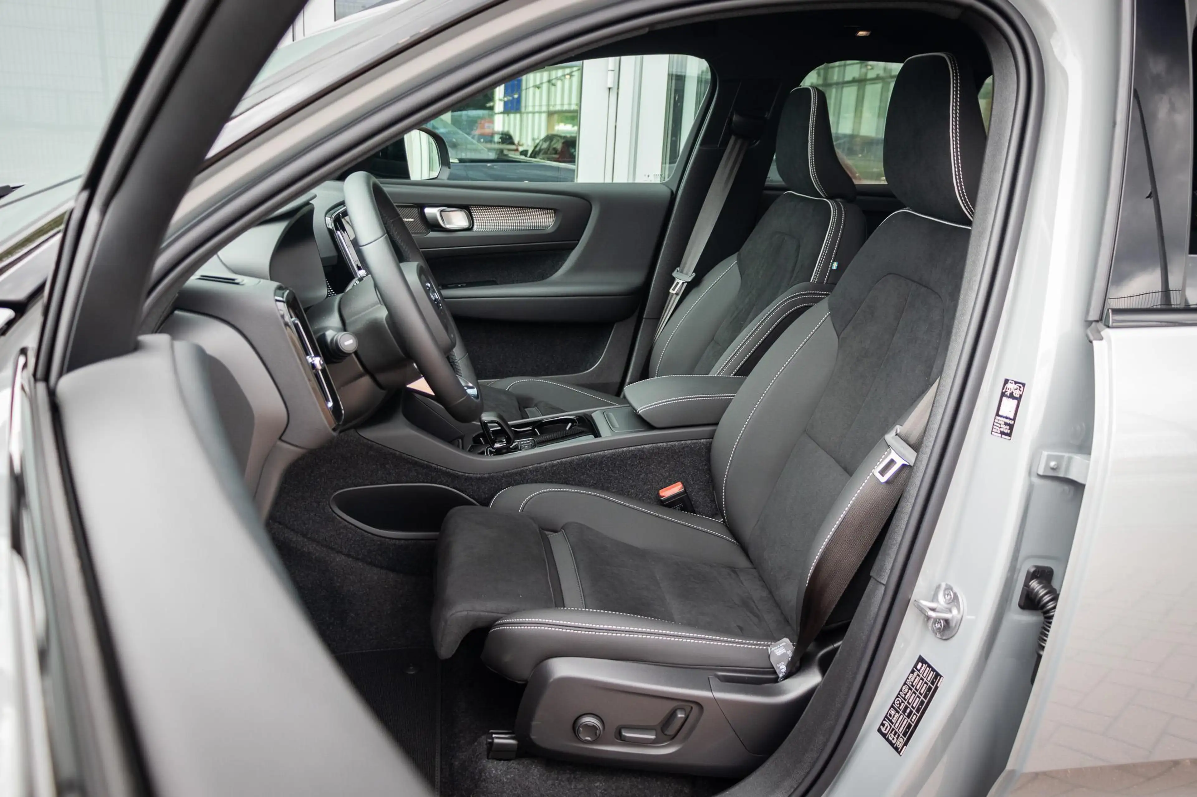 Volvo EX40 Single Motor Ext. Range Ultra Black Edition | Euro — photo 9