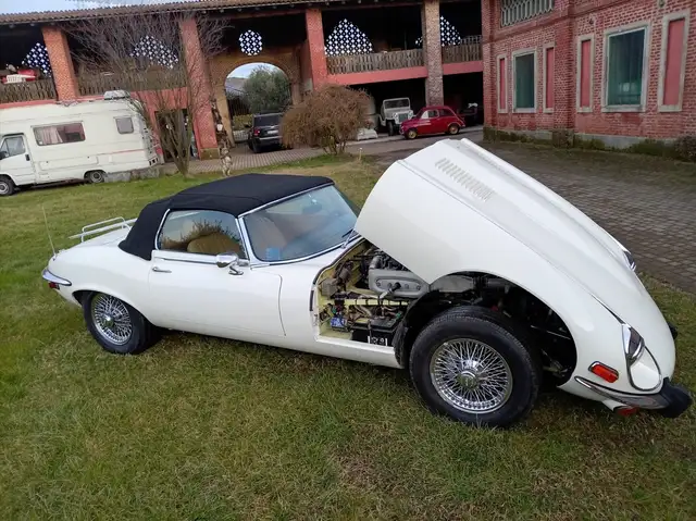 Jaguar E-Type v 12 cabrio carrozzeria non perfetta