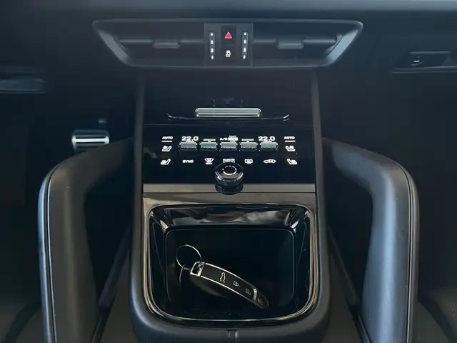 Porsche Cayenne view 8