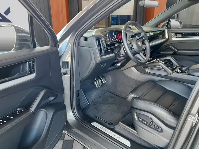 Porsche Cayenne view 4