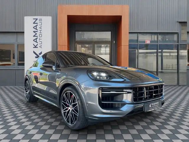 Porsche Cayenne view 3