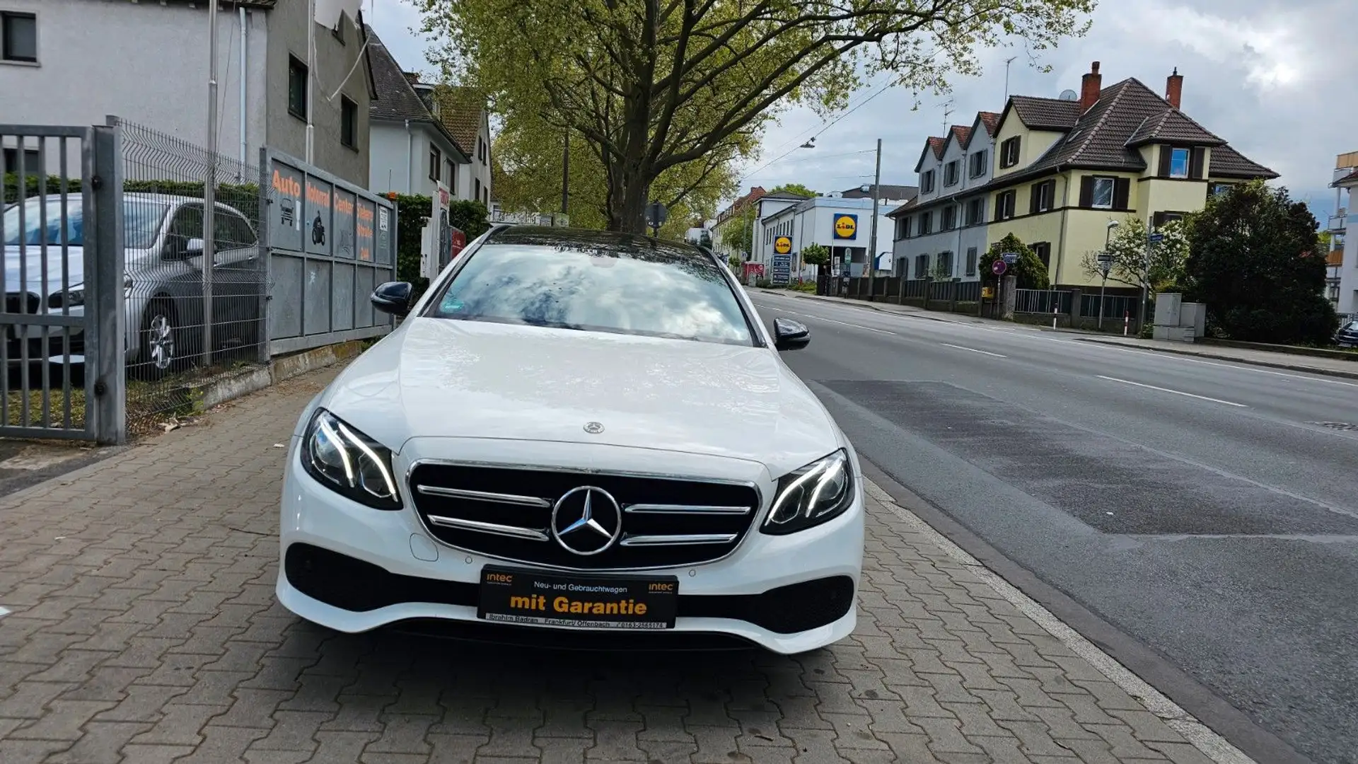 Mercedes-Benz E 220 d T Autom.Klimaautom,PDC,Gr.Navi,Panorama Weiß - 1