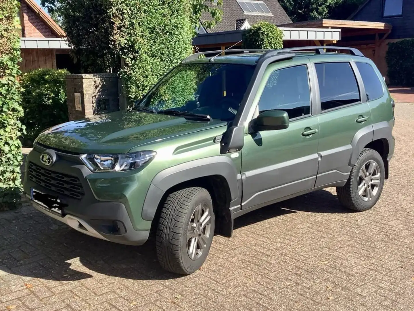 Lada Niva Travel Grün - 1