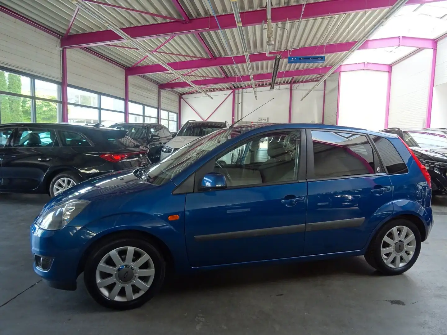 Ford Fiesta Ghia Blau - 2