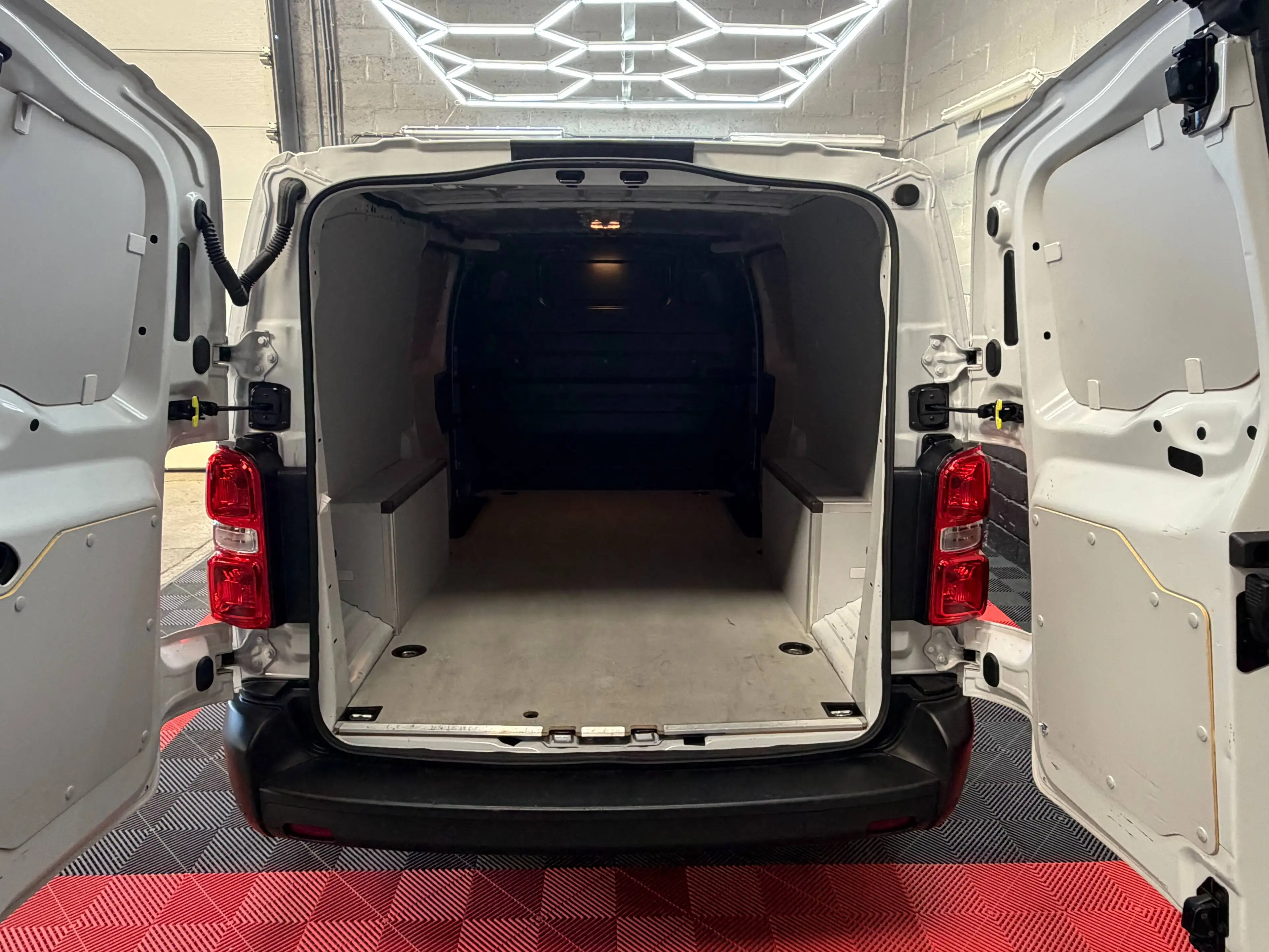 Peugeot Expert Expert 2.2 BlueHDi L3 Long Utility S/S — photo 12
