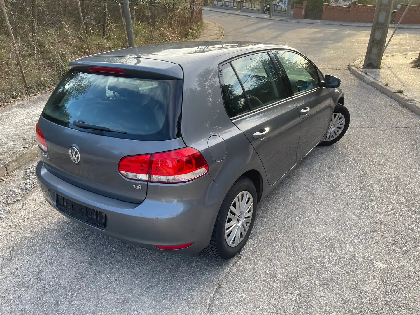 Volkswagen Golf 1.6 Advance Gris - 2