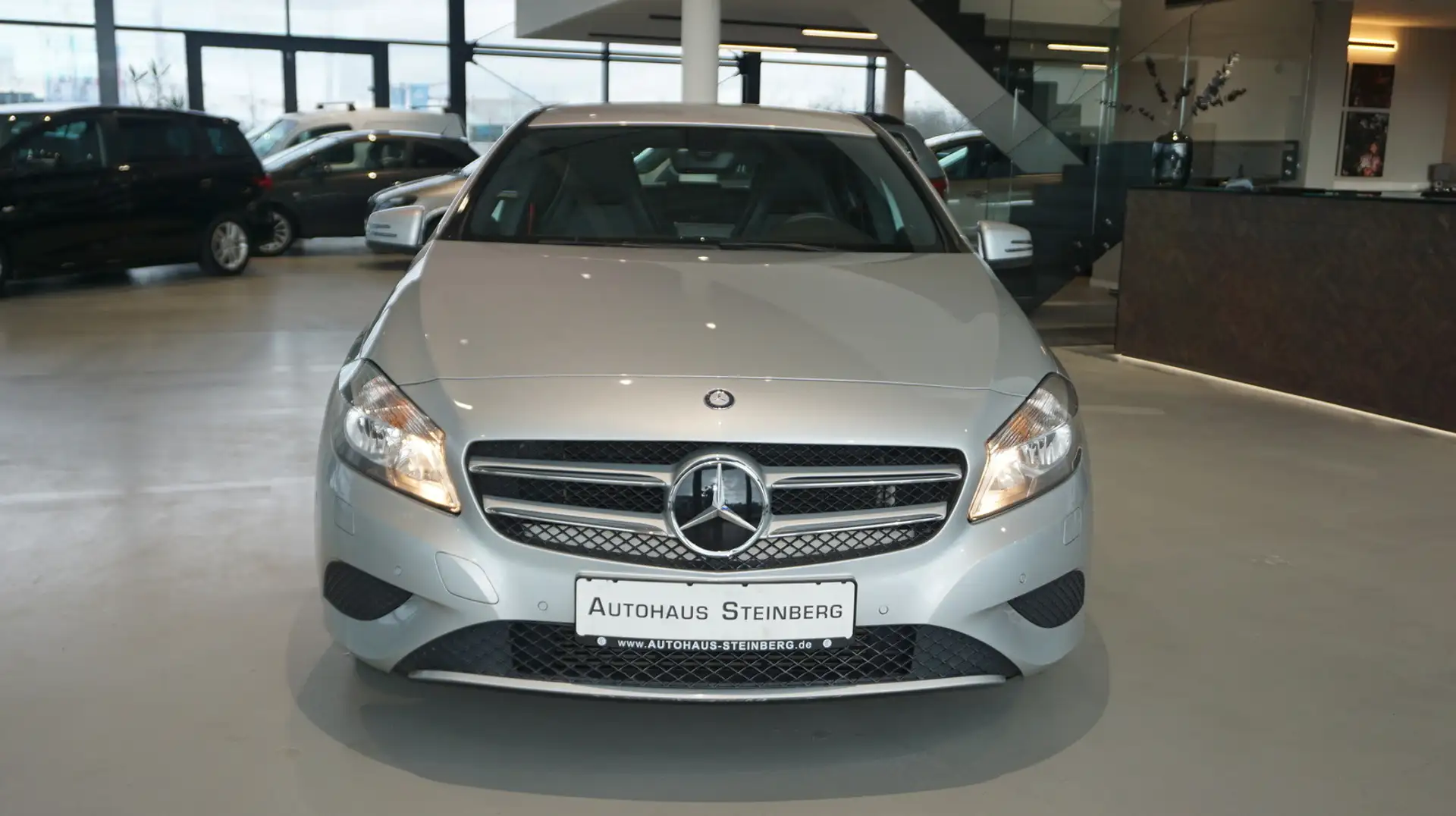 Mercedes-Benz A 180 BlueEfficiency NAVIGATION+MEMORY+SHZ+PDC Silber - 2