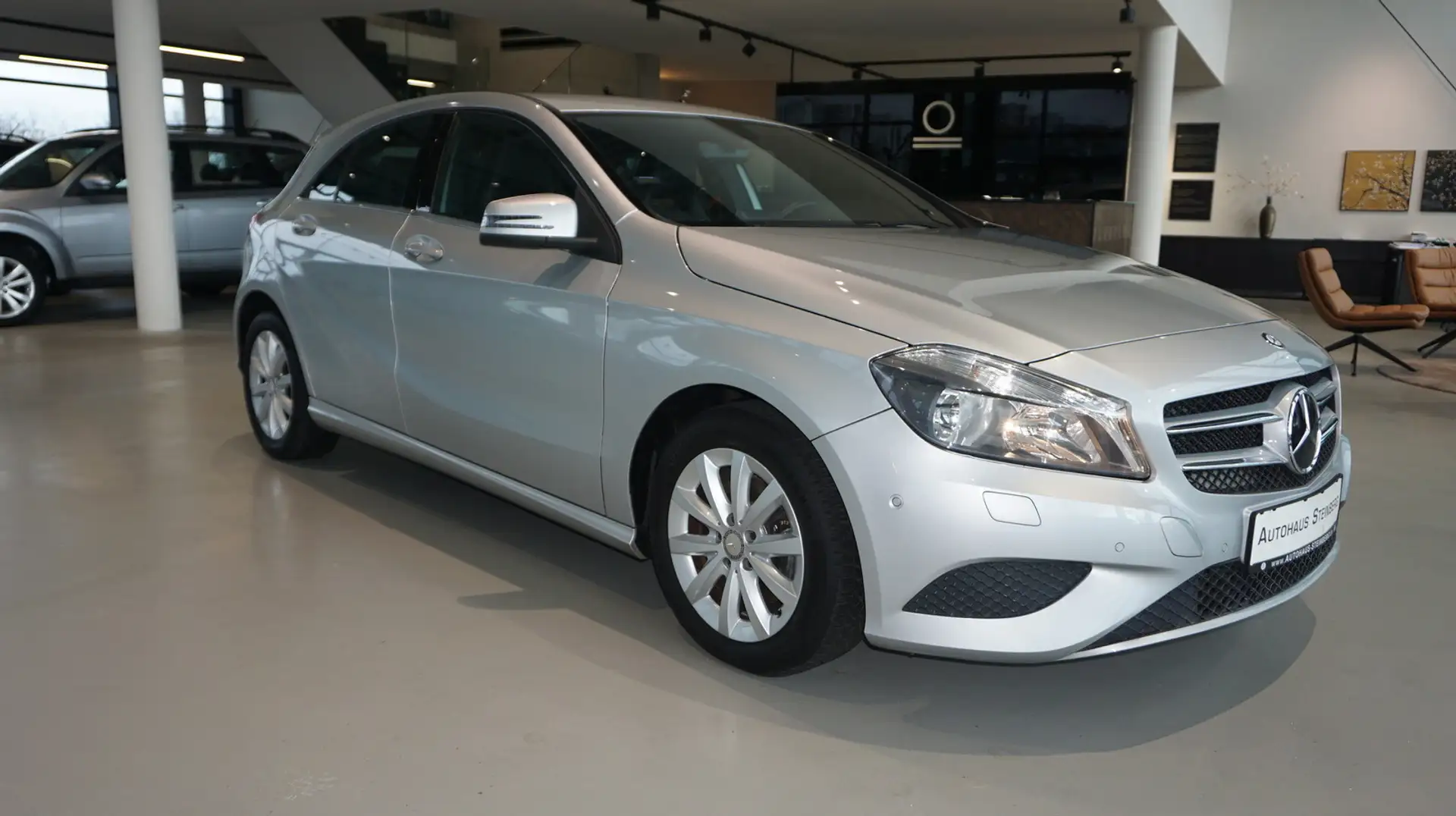Mercedes-Benz A 180 BlueEfficiency NAVIGATION+MEMORY+SHZ+PDC Silber - 1
