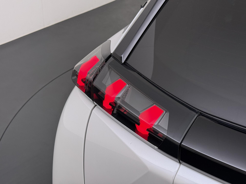 Peugeot e-2008 SUV GT Pack 50 kWh | Navigatie | Camera achter | P — photo 9