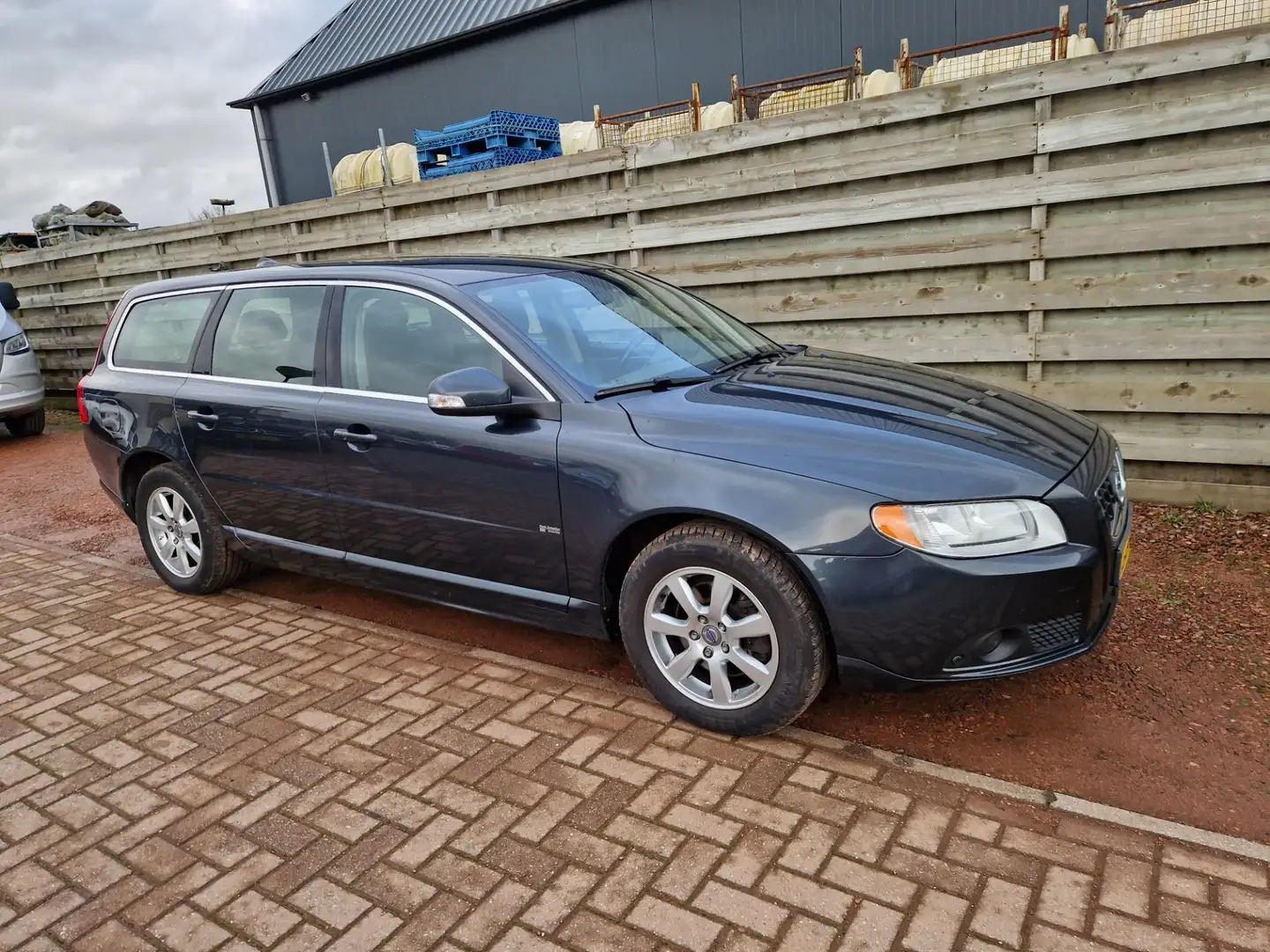 Volvo V70 2.0 Kinetic Navigatie Grijs - 1