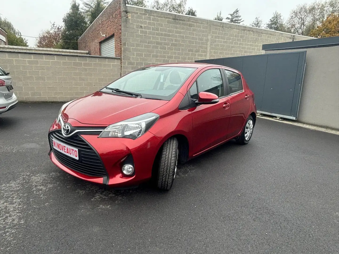 Toyota Yaris 1.0i VVT-i*AIRCO USB 1JAAR GARANTIE 1STE EIGENAAR Rot - 2
