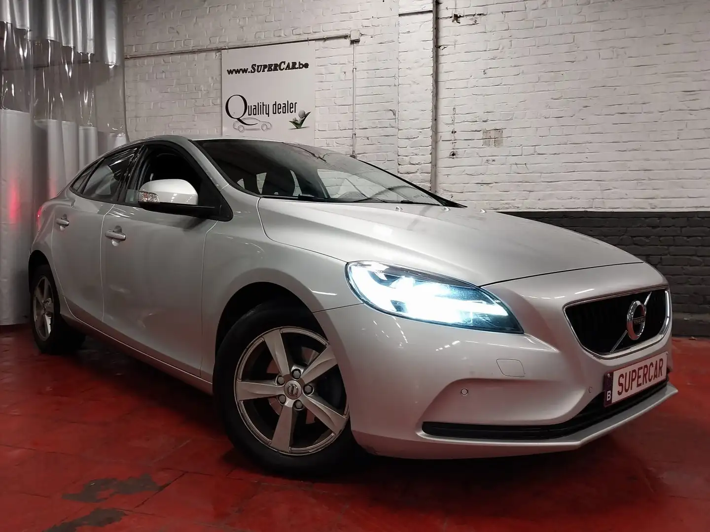 Volvo V40 V40 2.0 D2 Kinetic * BLTH * CAPT AV/AR* 212 X 48* Zilver - 1