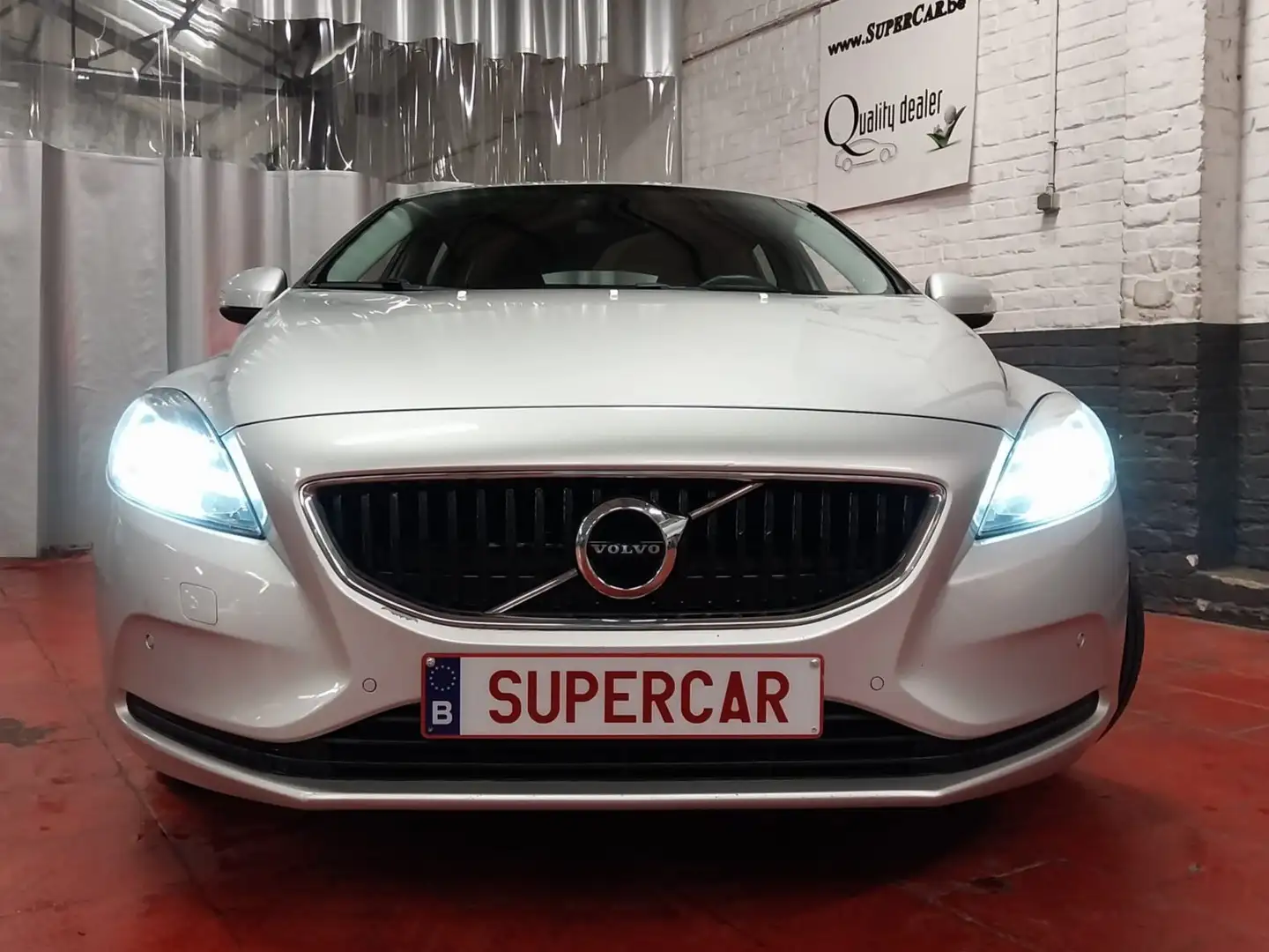 Volvo V40 V40 2.0 D2 Kinetic * BLTH * CAPT AV/AR* 212 X 48* Zilver - 2