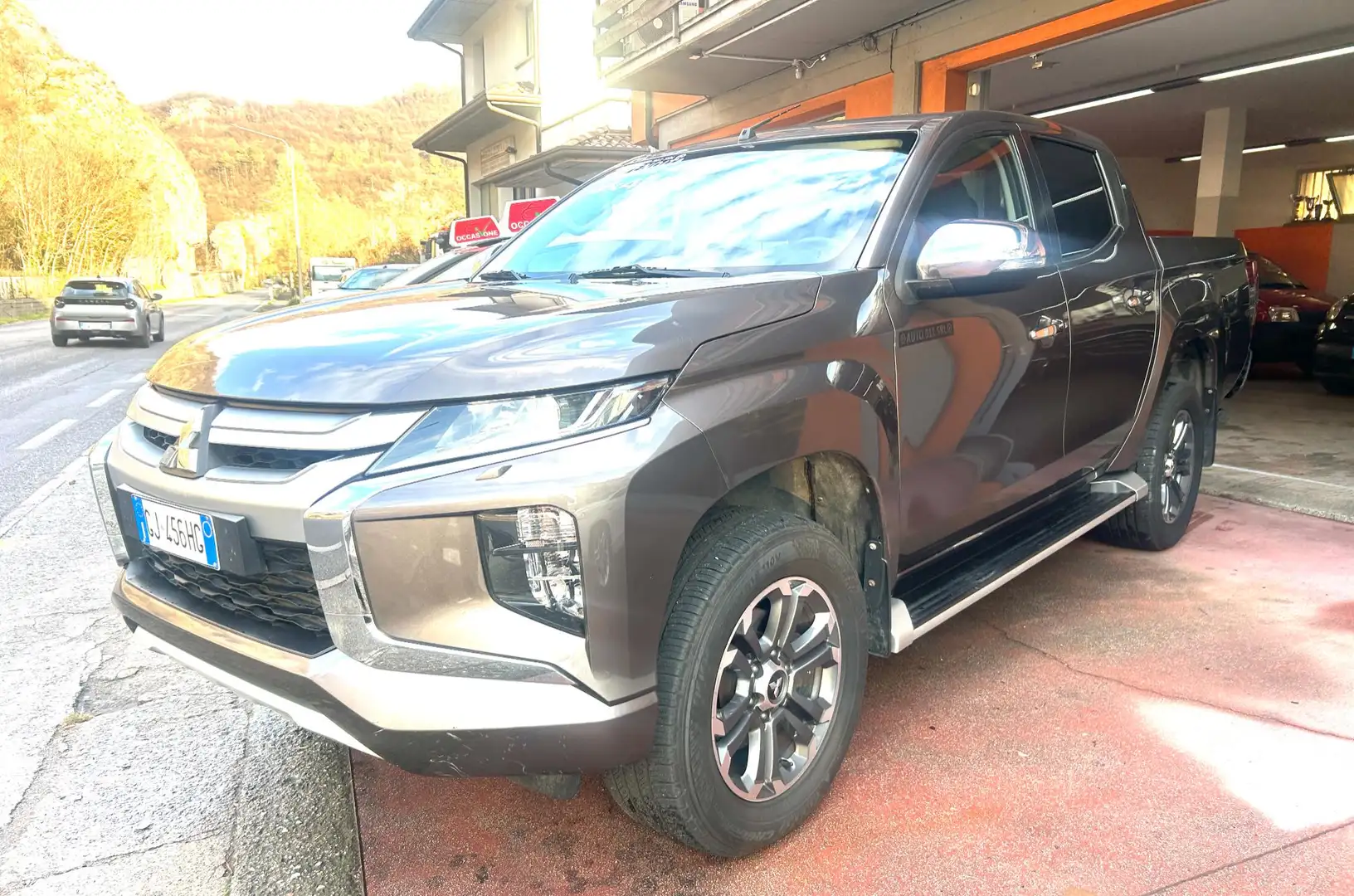 Mitsubishi L200 L200 d.cab 2.3d Intense 4wd 150cv Marrone - 1