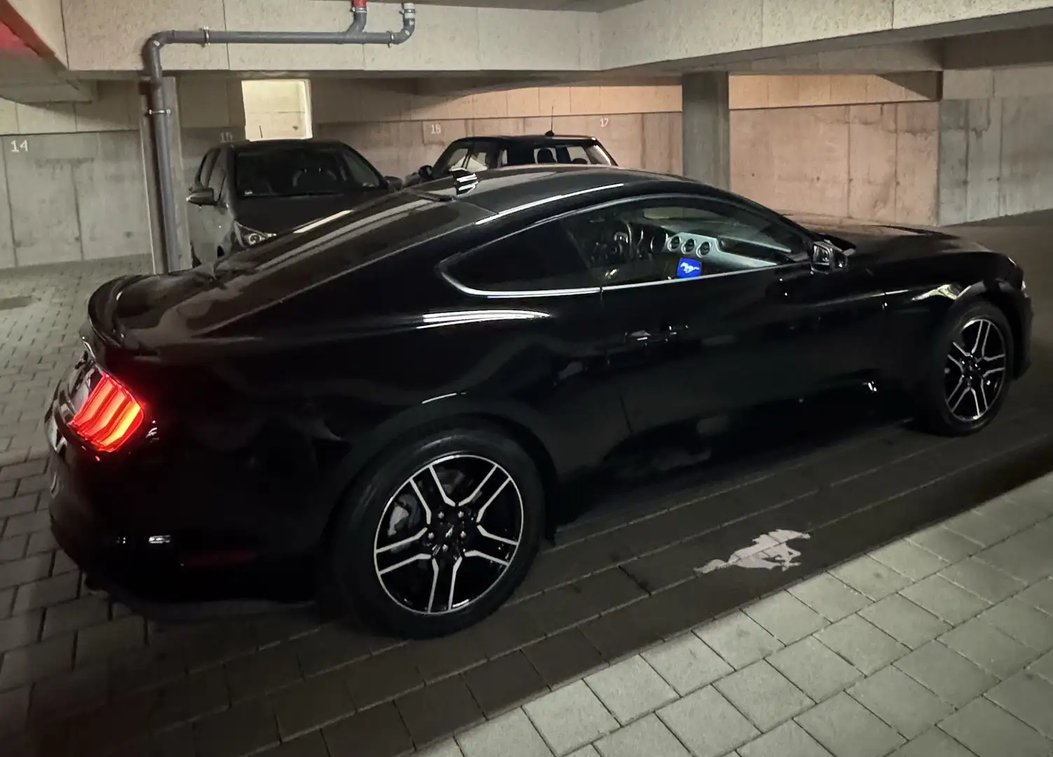 Ford Mustang 2.3 Eco Boost Aut. Schwarz - 2