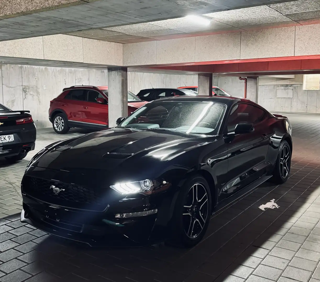 Ford Mustang 2.3 Eco Boost Aut. Schwarz - 1