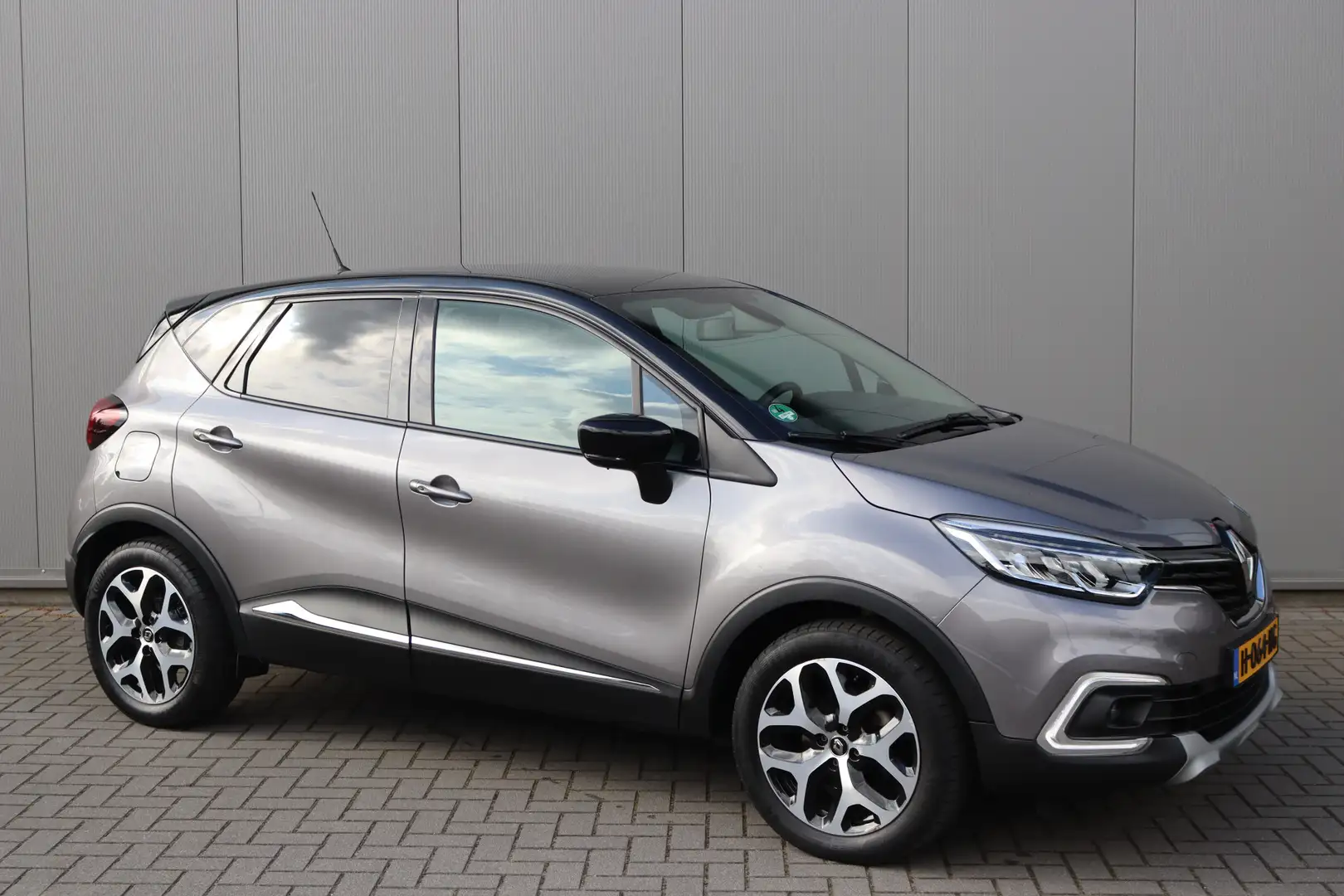 Renault Captur 1.3 TCe 130PK Intens Trekhaak/Navigatie/Parkeerhul Grijs - 2