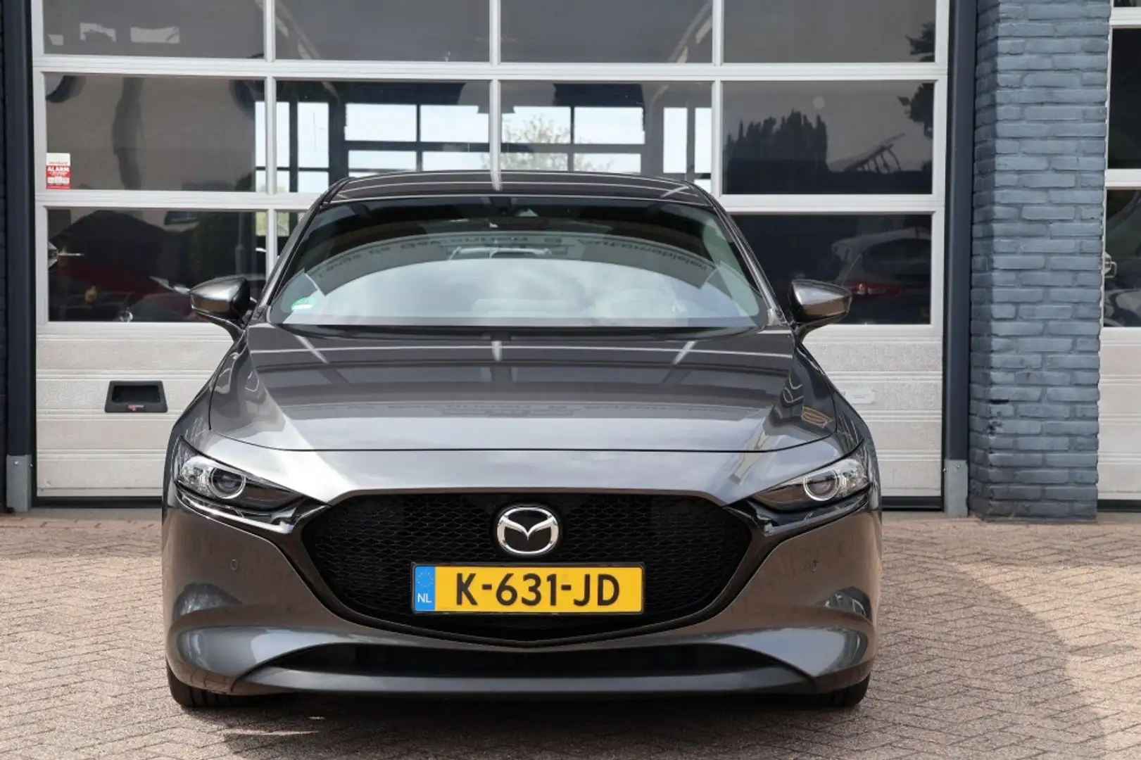 Mazda 3 2.0e SkyActiv-X luxury, leder, navi, camera, 180 p Gris - 2