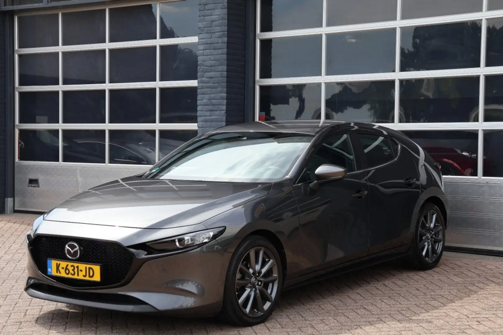Mazda 3 2.0e SkyActiv-X luxury, leder, navi, camera, 180 p Gris - 1