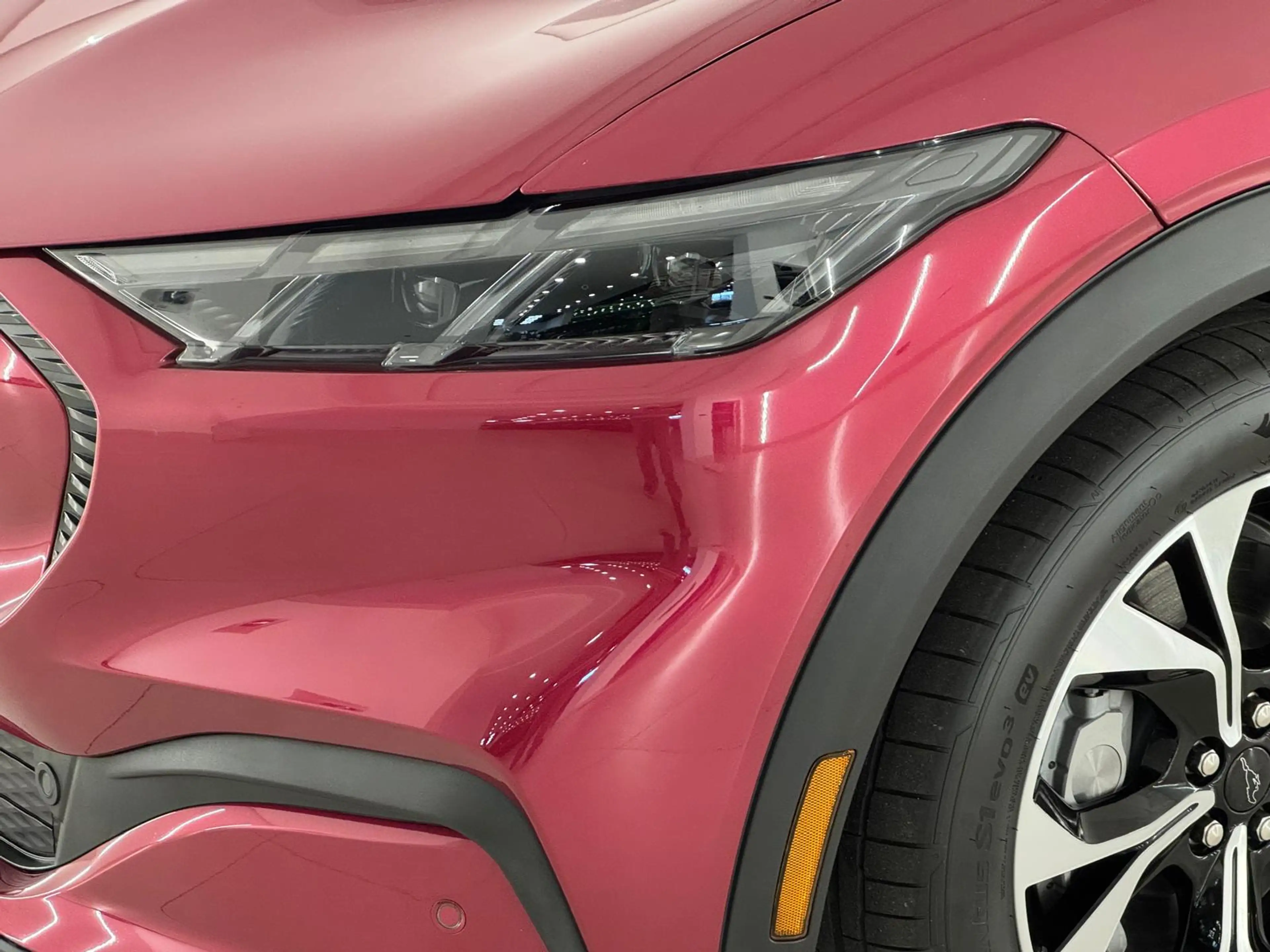Ford Mustang Mach-E Tech Package RWD 73 kWh 19inch — photo 2