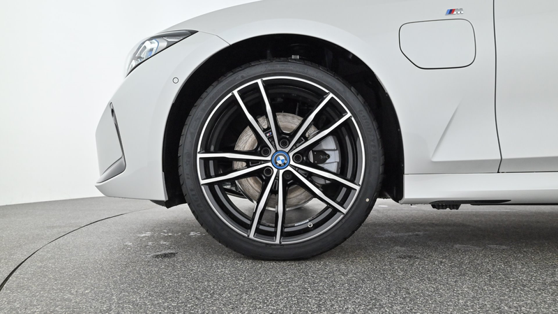 BMW 330 e xDrive — photo 10