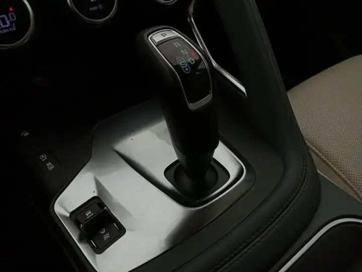 Jaguar E-Pace 2019, foto 16