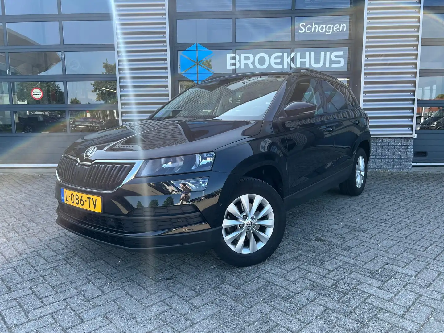 Skoda Karoq 1.0 TSI 110 pk Business Edition | Apple Carplay/An Zwart - 1