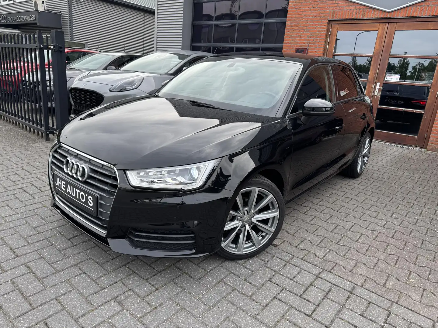 Audi A1 Sportback 1.0 TFSI Sport S line Edition Zwart - 1