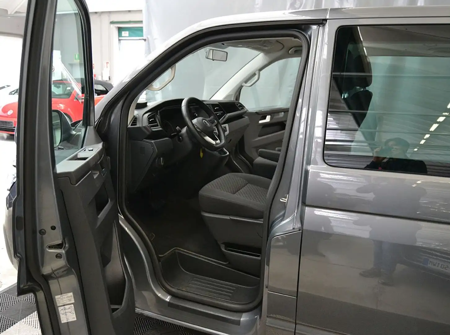 Volkswagen T6.1 Multivan 2.0 TDI 150CV DSG Trendline PEDANA DISABILI Grigio - 2