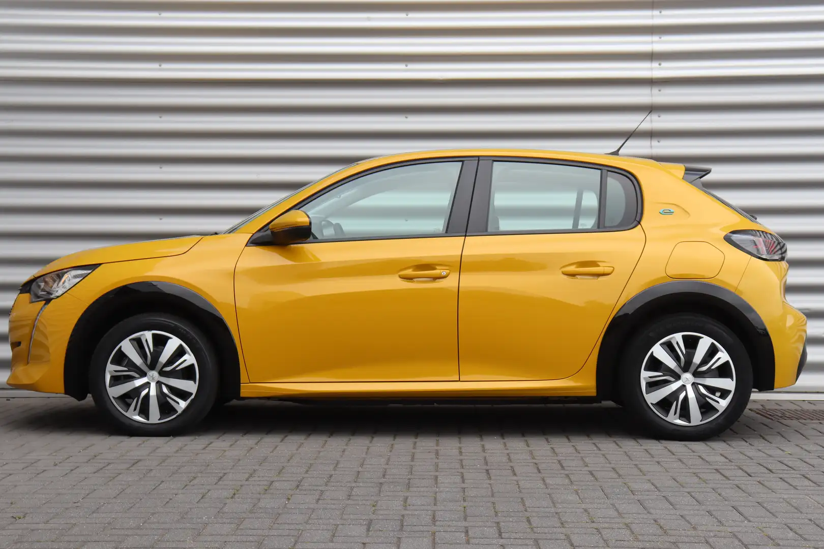 Peugeot e-208 EV 136PK ACTIVE PACK AUTOMAAT / NAVI / CLIMA / LED Jaune - 2