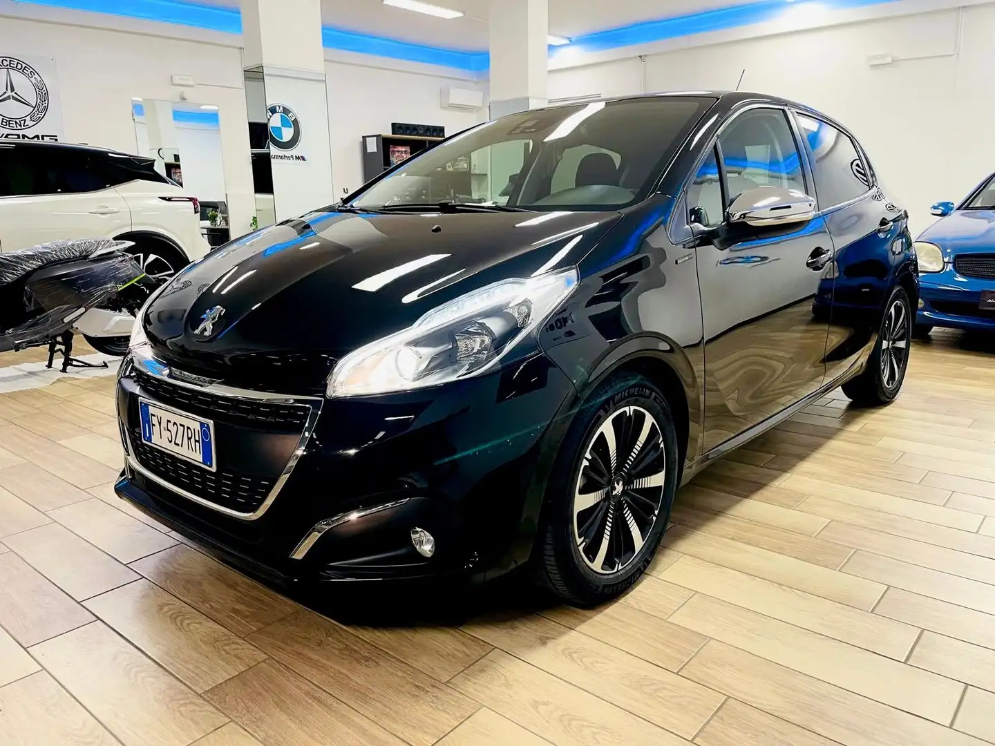 Peugeot 208 208 5p 1.5 Diesel bluehdi Signature 2019 Noir - 1