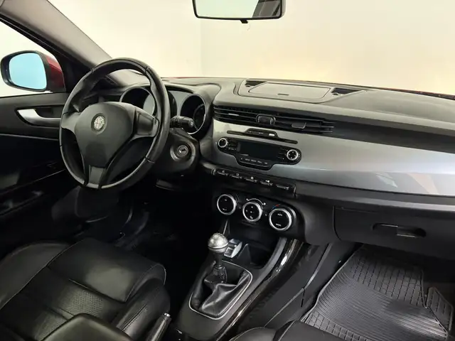 Alfa Romeo Giulietta view 4