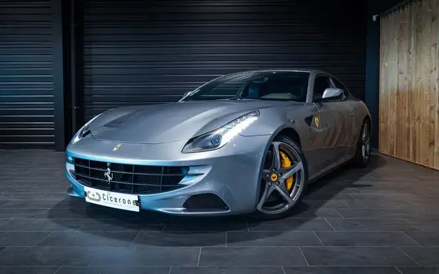 Ferrari FF V12 6.3L 660CH – 2011 GARANTIE 12MOIS INTÉRIEUR TAILOR MADE PASSENGER DISPLAY VOLANT CARBONE INSERTS XENON AFS CAMÉRA