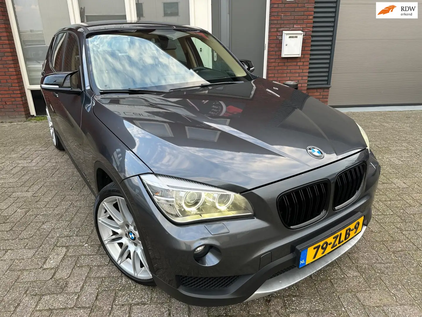 BMW X1 SDrive20i Upgrade Edition / Leder / Navi / PDC / C Gris - 1