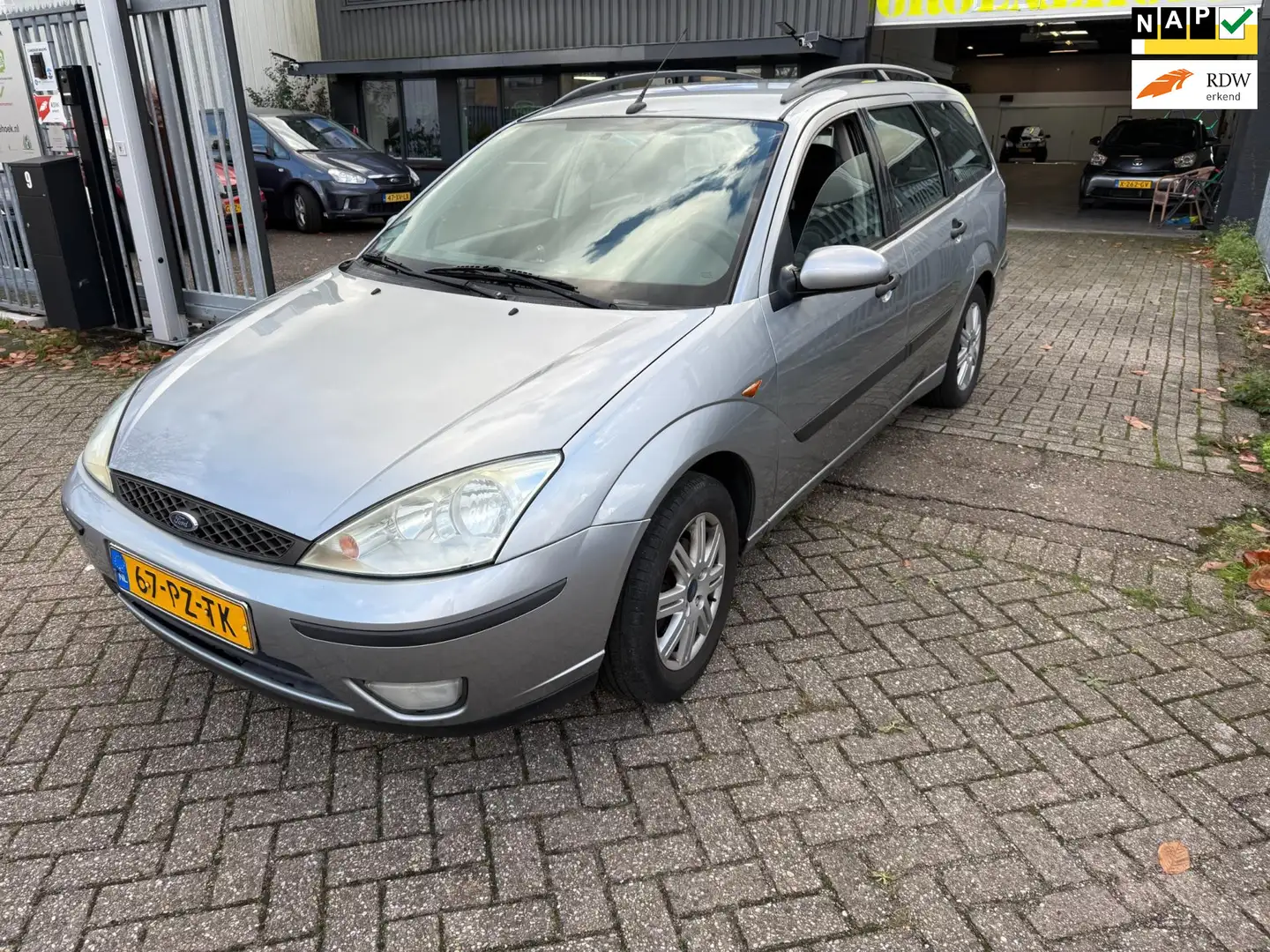 Ford Focus Wagon 1.6-16V Futura Gris - 1