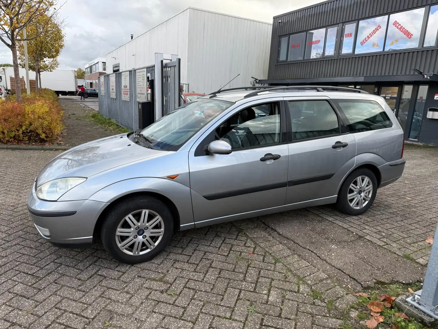 Ford Focus Wagon 1.6-16V Futura Gris - 2