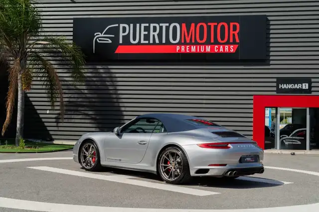 Porsche 911 view 7