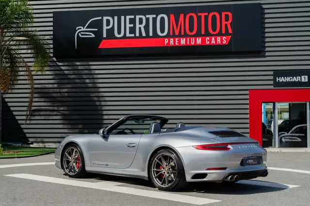 Porsche 911 view 6