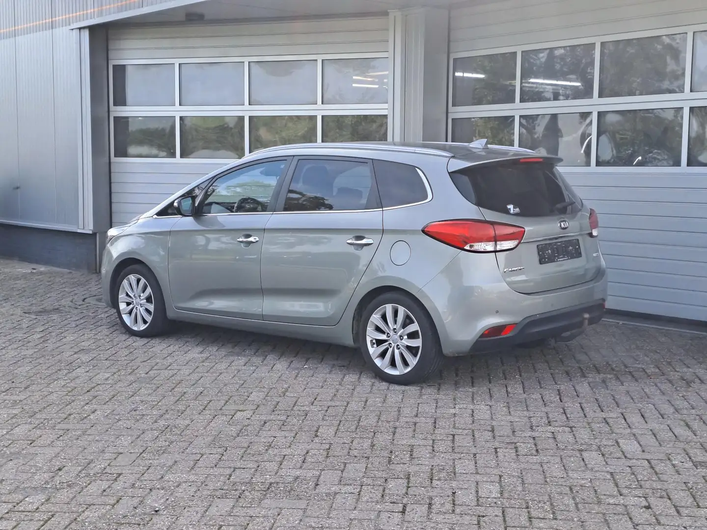 Kia Carens 1.6 GDi DynamicLine, 7-Persoons, Trekhaak, Navigat Beige - 2