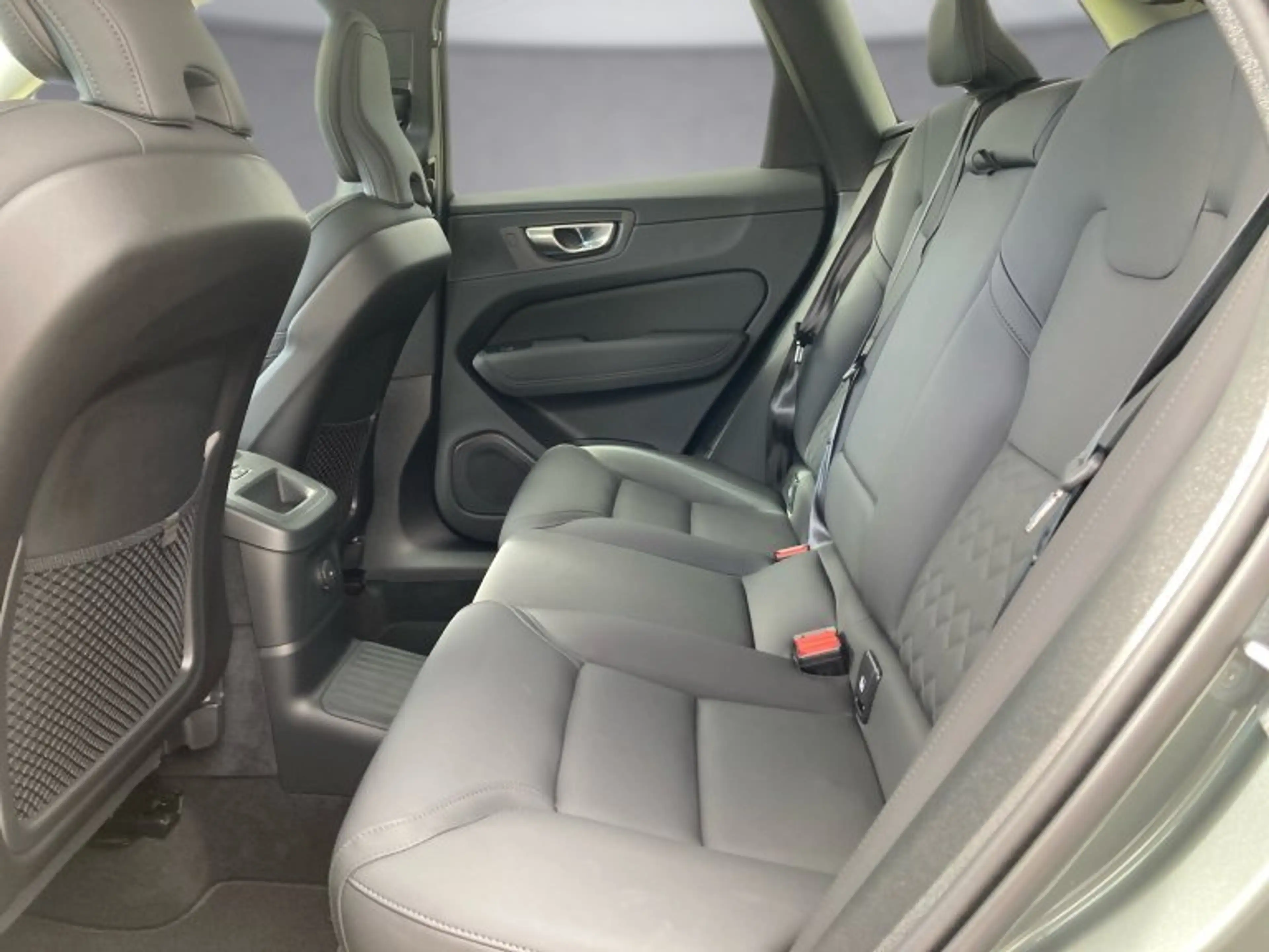 Volvo XC60 Plus, T6 eAWD Plug-in Hybrid, Elektrisch/Benzin, Dark — photo 12