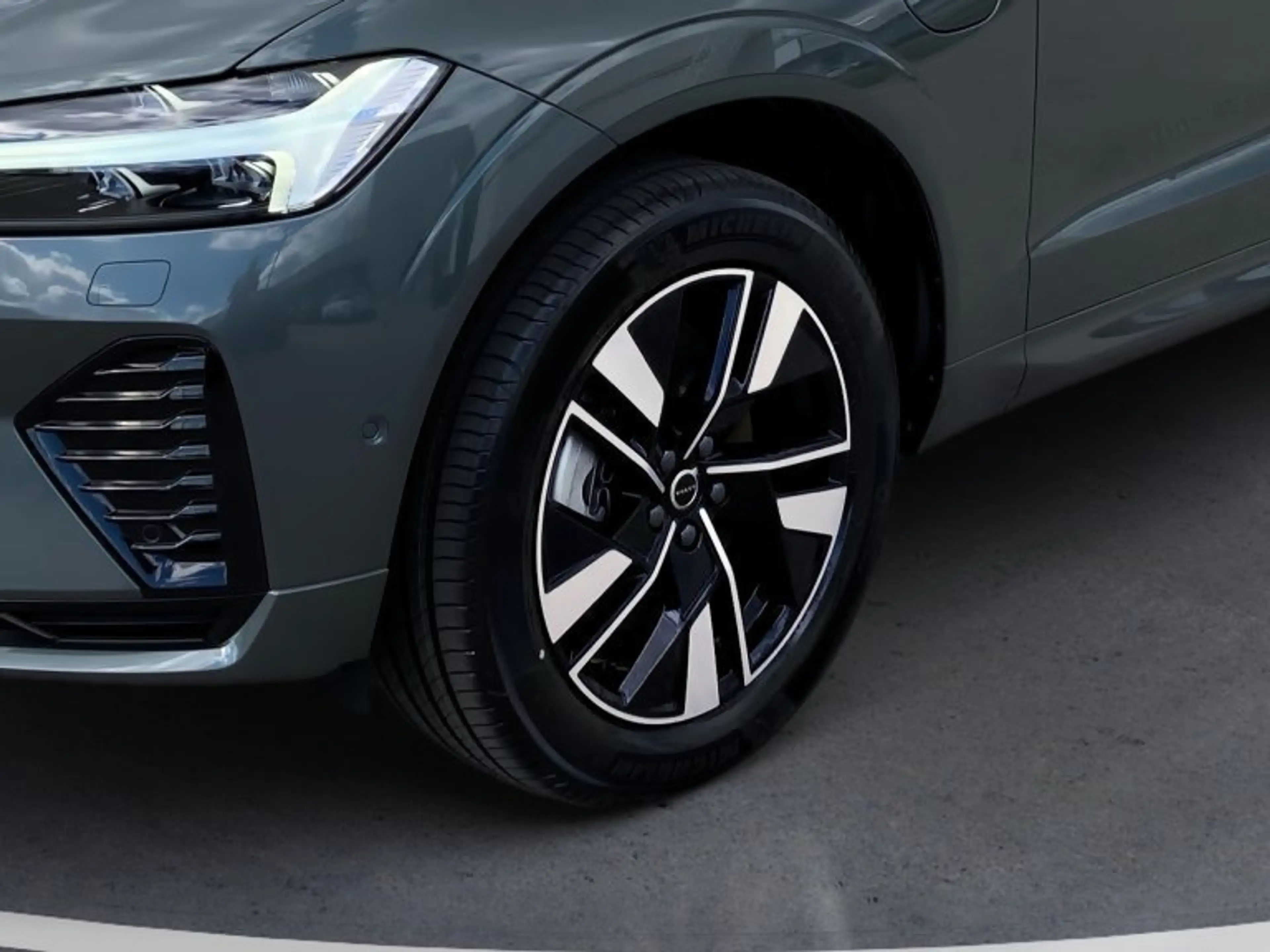 Volvo XC60 Plus, T6 eAWD Plug-in Hybrid, Elektrisch/Benzin, Dark — photo 8