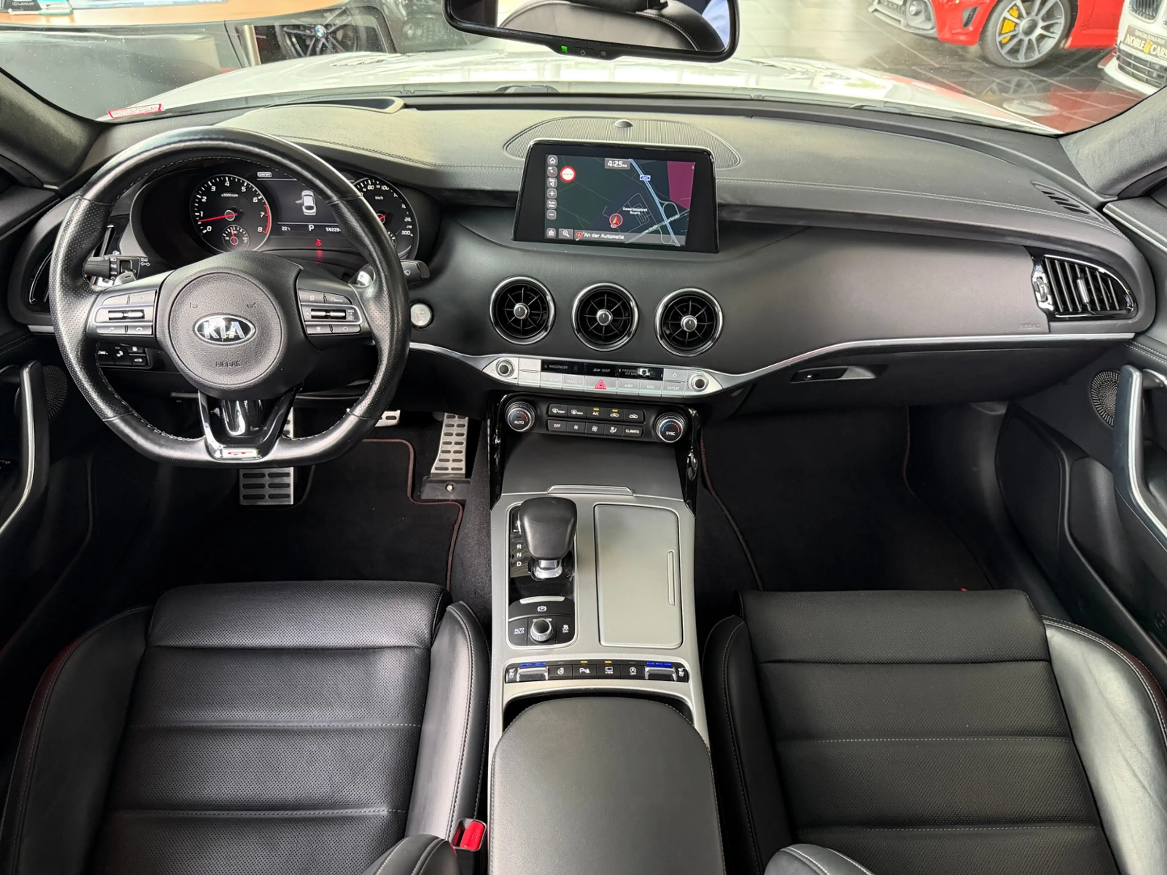 Kia Stinger GT 4WD PANO H/K LED NAV RFK SHZ — photo 12