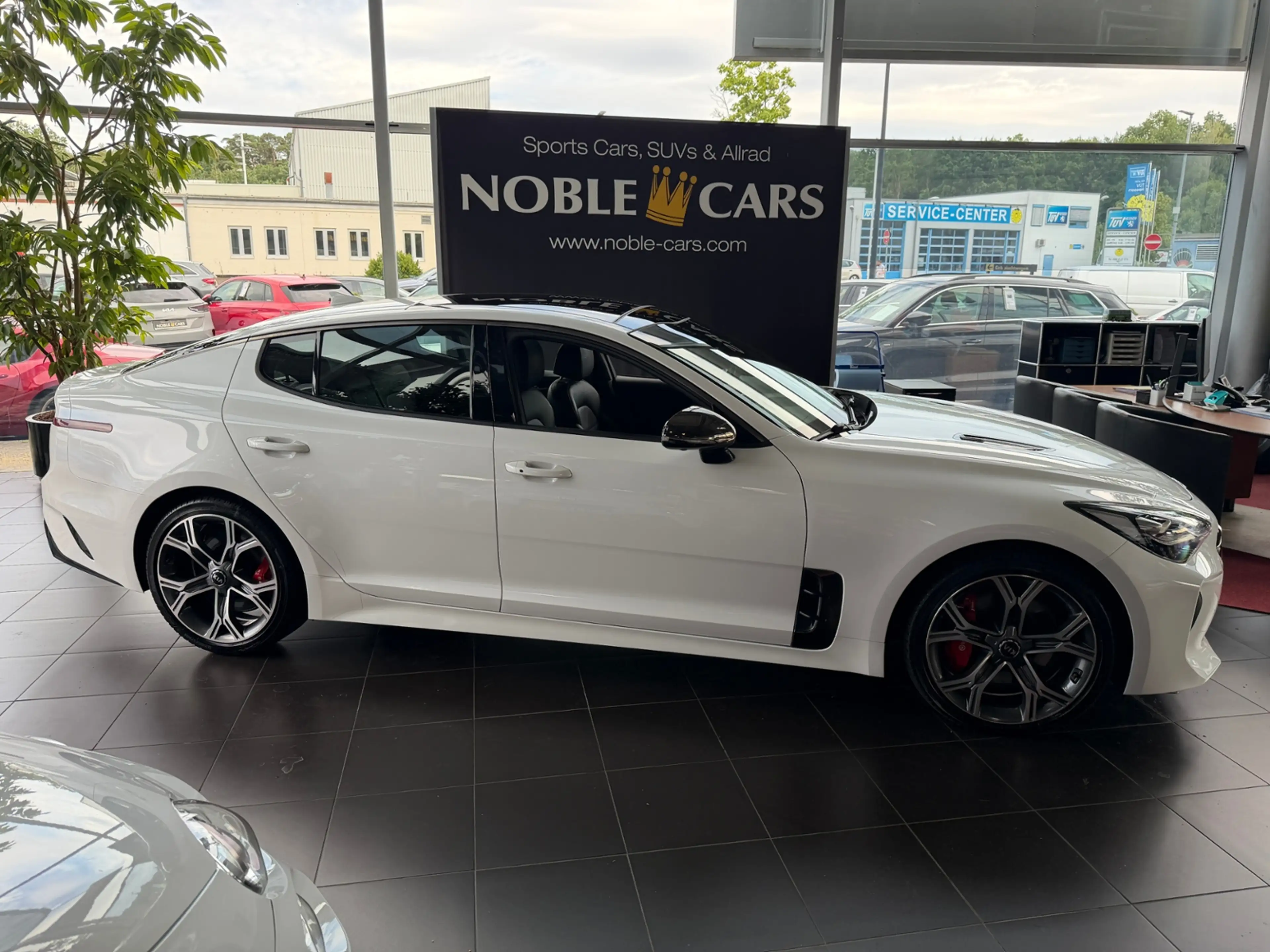 Kia Stinger GT 4WD PANO H/K LED NAV RFK SHZ — photo 6